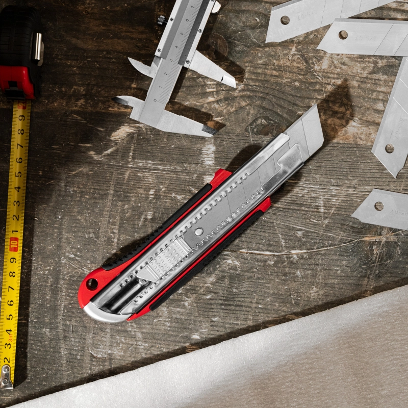 Нож, 25 мм, выдвижное лезвие, усиленная металлическая направляющая, металлическая обрезиненная рукоятка Matrix (78959)