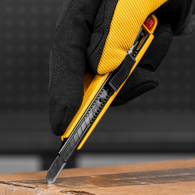 Нож, 9 мм, сменное лезвие, SK4, алюминиевый корпус, торцевой зажим Denzel (78901)