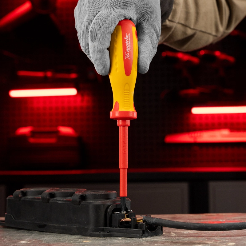 Отвертка Insulated, PH2 x 100 мм, CrMo, до 1000 В, двухкомпонентная рукоятка Matrix Professional (12928)