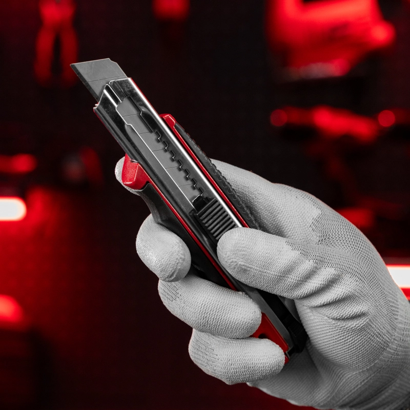 Нож, 18 мм, выдвижное лезвие, металлическая направляющая, обрезиненная ручка, 5 лезвий Matrix (78921)