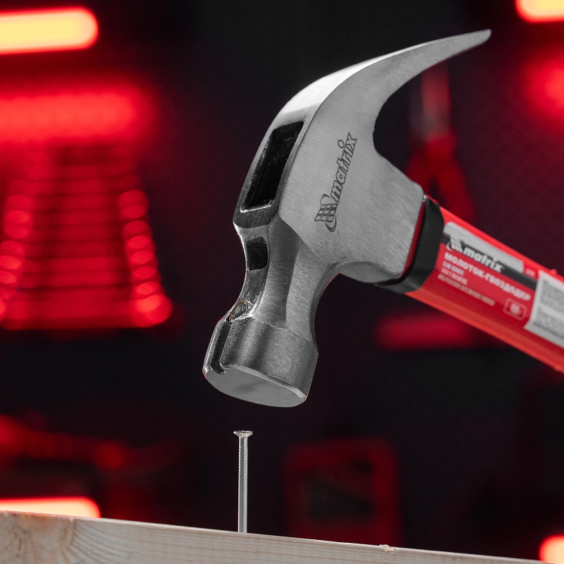 Молоток-гвоздодер, 450 г, боек c магнитом, фибергласовая обрезиненная рукоятка Matrix (10446)