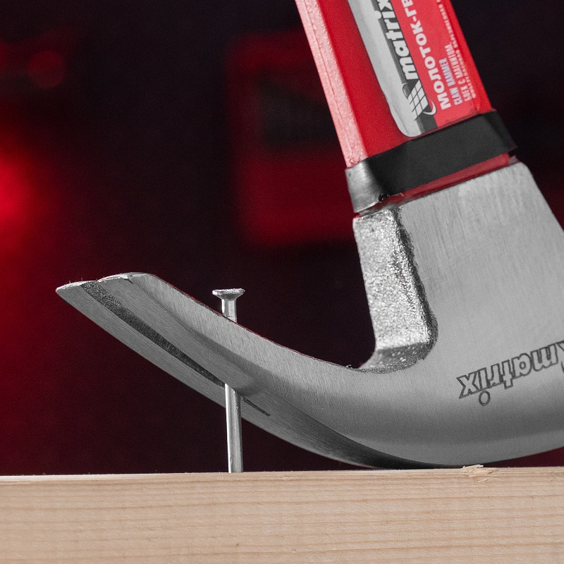 Молоток-гвоздодер, 450 г, боек c магнитом, фибергласовая обрезиненная рукоятка Matrix (10446)