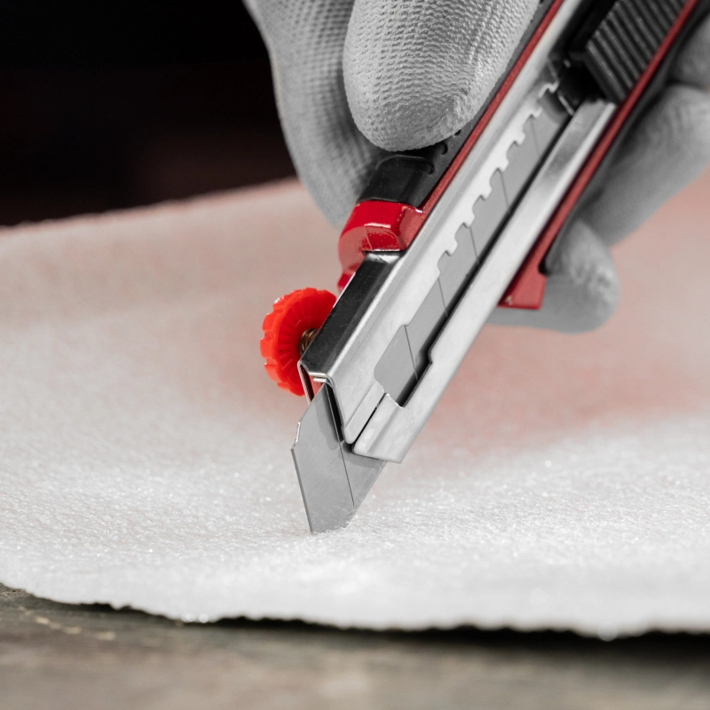 Нож, 18 мм, выдвижное лезвие, металлическая направляющая, обрезиненная ручка, 5 лезвий Matrix (78921)