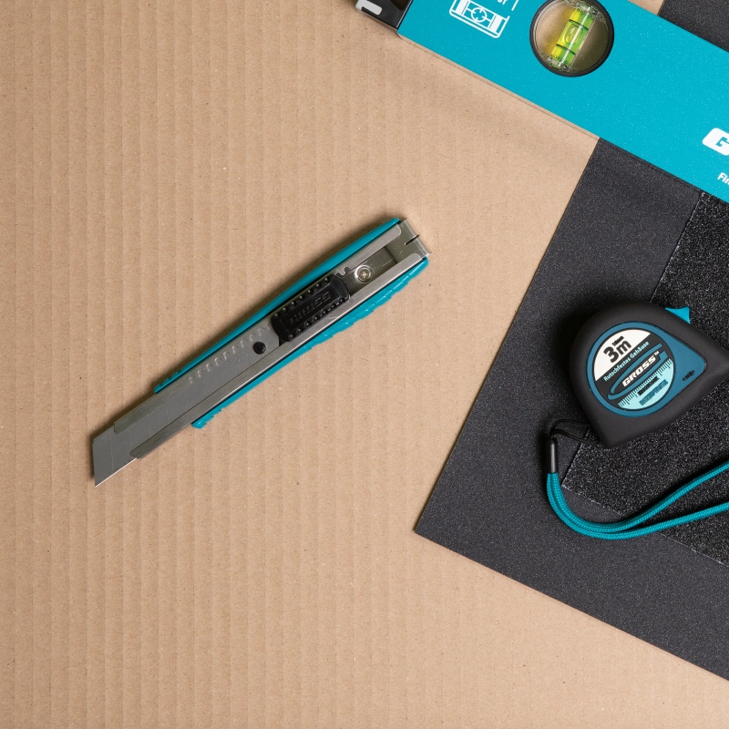 Нож, 160 мм, металлический корпус, выдвижное сегментное лезвие 18 мм (SK-5) металлическая направляющая, клипса для ремня Gross (78897)