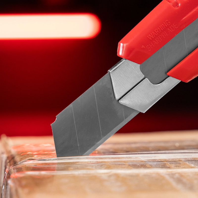 Нож, 18 мм, выдвижное лезвие, металлическая направляющая Matrix (78918)