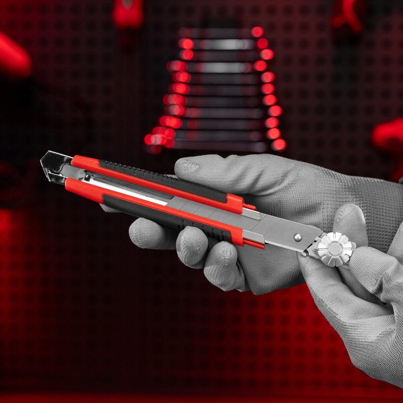 Нож, 18 мм, выдвижное лезвие, металлическая направляющая, винтовой фиксатор лезвия Matrix (78914)