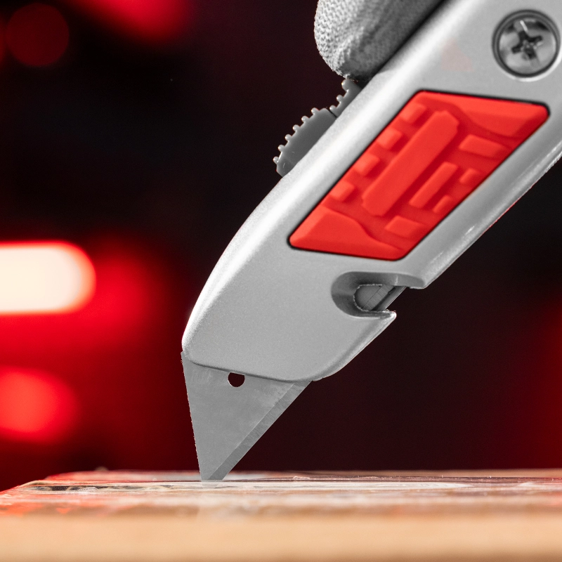 Нож, 19 мм, выдвижное трапециевидное лезвие, отделение для лезвий, метал. корпус Matrix (78967)