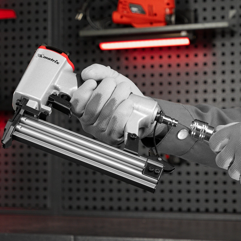 Нейлер пневматический для гвоздей от 10 до 32 мм Matrix (57405)