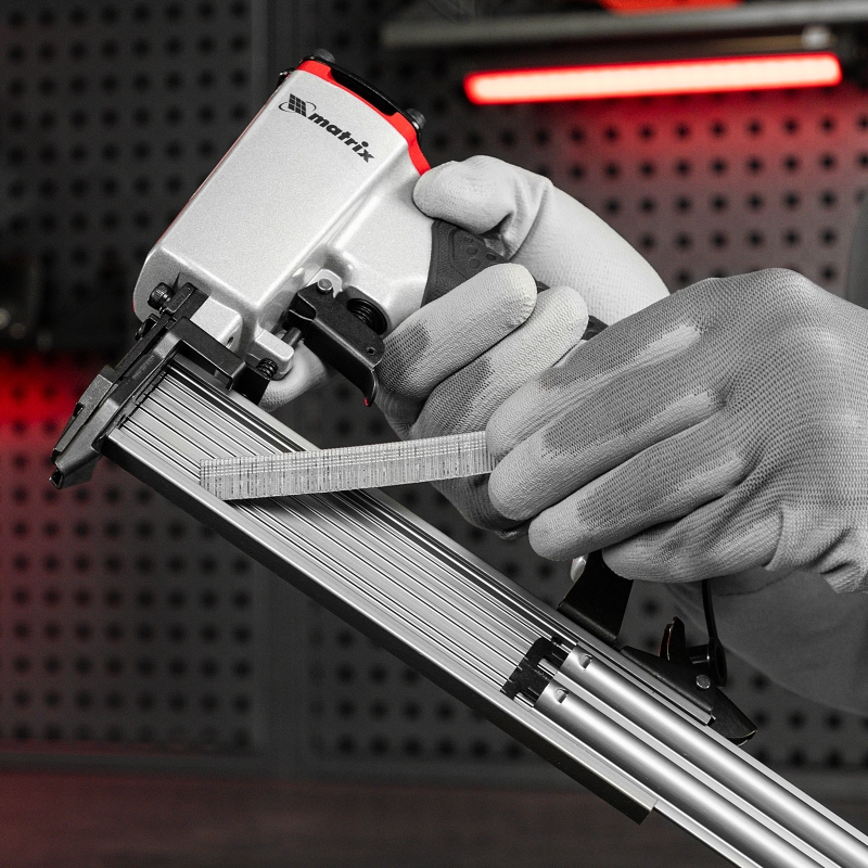 Нейлер пневматический для гвоздей от 10 до 32 мм Matrix (57405)