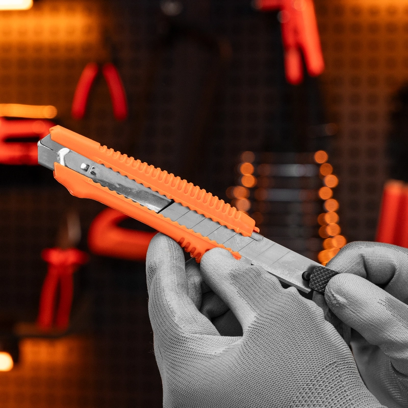 Нож, 18 мм, выдвижное лезвие, металлическая направляющая Sparta (78973)