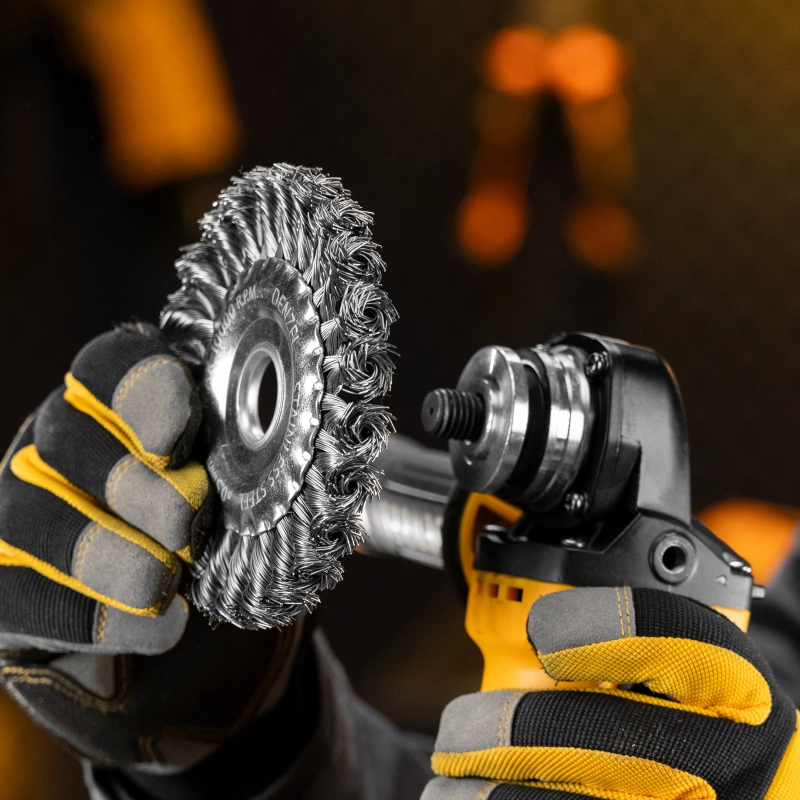 Щетка для УШМ, 125 мм, "Плоская", крученая нержавеющая проволока 0.5 мм, посадка 22.2 мм Denzel (746323)